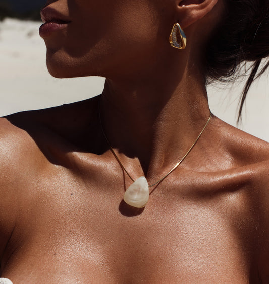 Colar Dourado com Pedra Branca