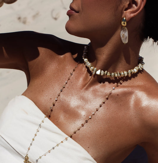 Colar de Pedra Natural Perolada com Detalhes Dourados