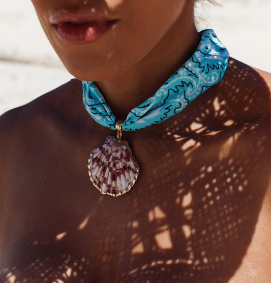 Colar de Lenço com Pingente de Cincha com Detalhe Dourado