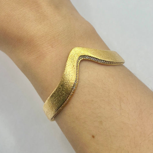 Pulseira Bracelete Onda Escovado Cravejado Dourado