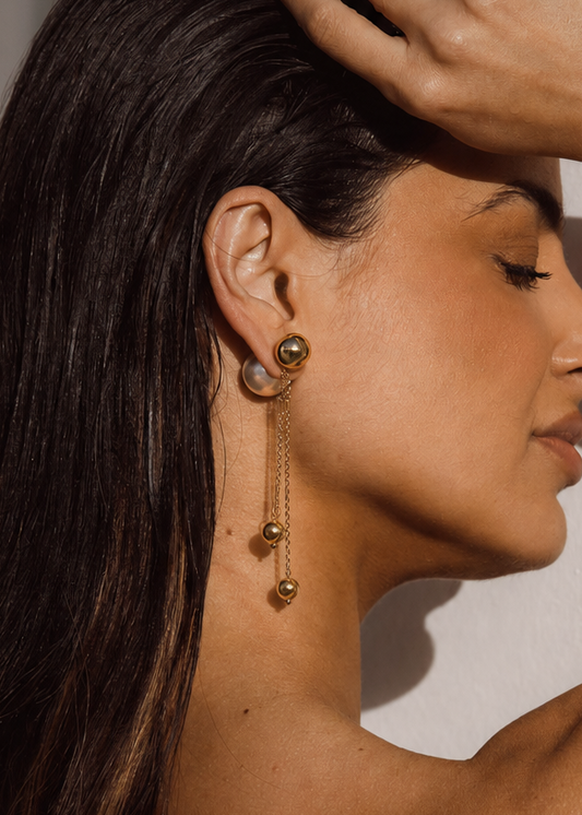 Brinco Dourado com Esferas Pendentes