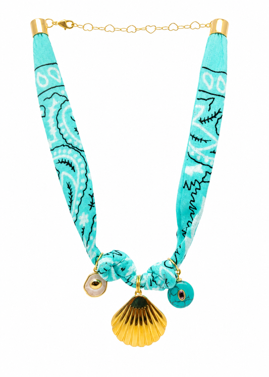 Colar Bandana Azul com Pingentes de Concha e Detalhes Dourados