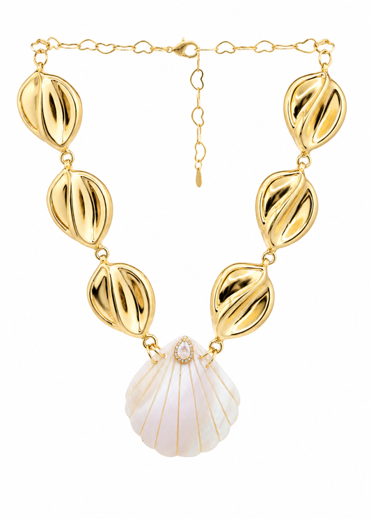 Colar com Pingente de Concha e Detalhes Dourado
