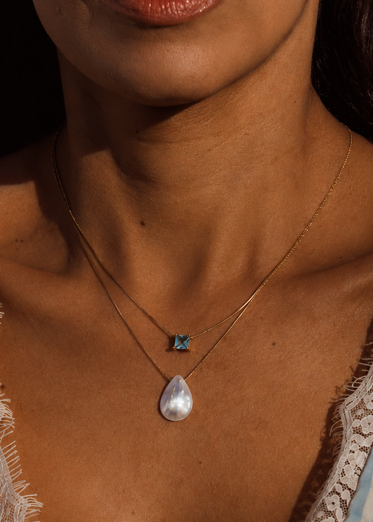 Conjunto de Colares Dourados com Zircônia e Madrepérola