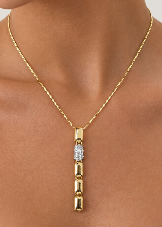 Colar Gravatinha Dourado com Detalhe Cravejado