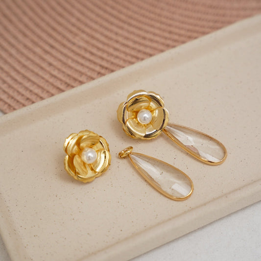 Brinco Flor Lisa com Pérola e Gota Cristal Dourado
