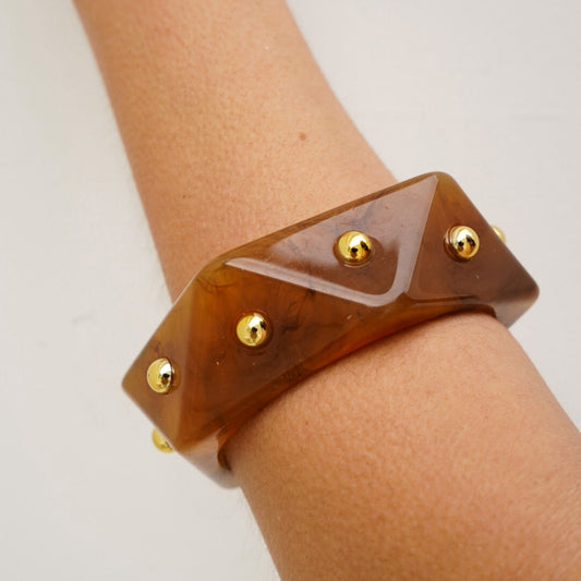 Pulseira Maxi Bracelete Resina Marrom com Esferas Dourado