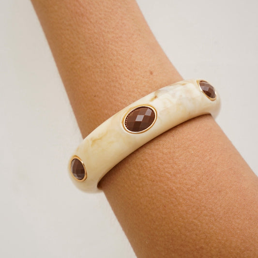 Pulseira Bracelete Resina Creme com Cristais Marrom/Turquesa