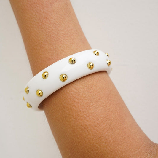 Pulseira Bracelete Branco com Esferas Dourado