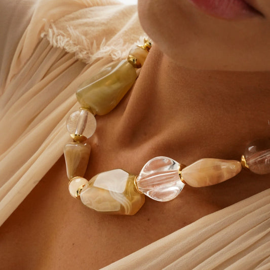 Colar Maxi Cristais Creme, Nude e Transparente Dourado