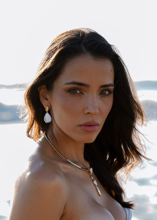 Colar Dourado com Madrepérola