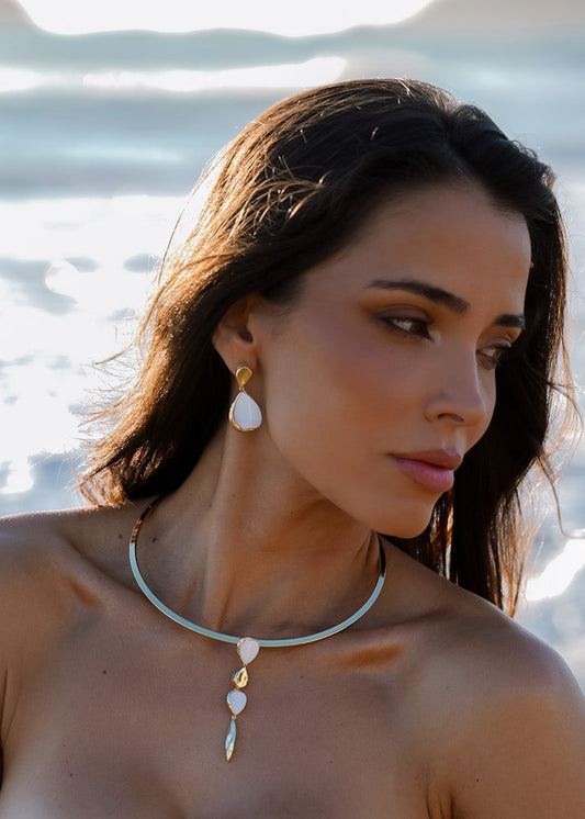 Colar Dourado com Madrepérola