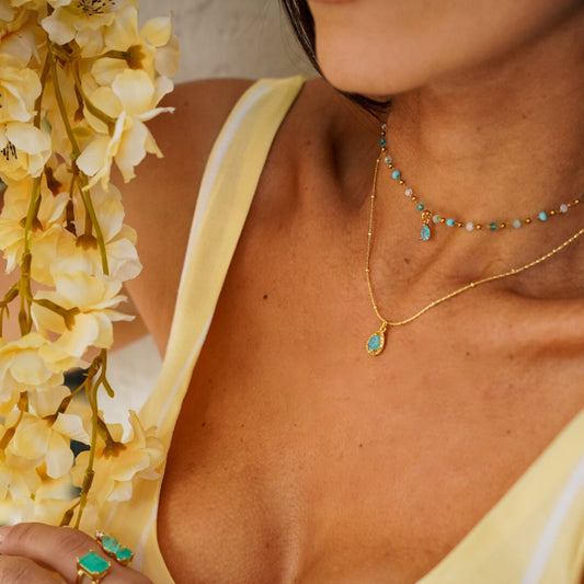 Colar Dupla Choker Cristais Azuis e Gotinha Azul, Colar Corrente Articulada com Pingente de Gota Entorno Cristal e Centro Azul Dourado