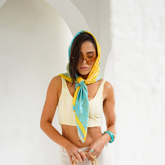Lenço Acetinado Estampado em tons Verde, Azul e Amarelo