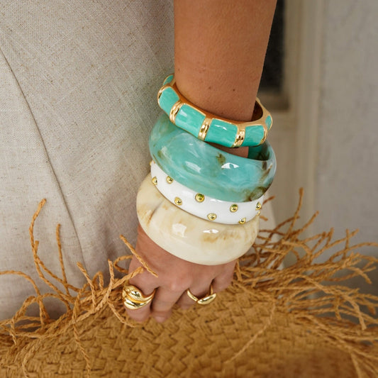 Pulseira Bracelete Branco com Esferas Dourado