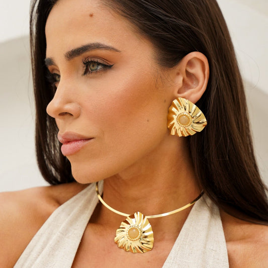 Colar Aro Liso com Pingente Triangular Ondulado e Pedra Creme Dourado