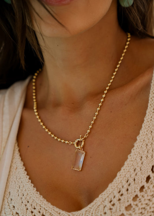 Colar Dourado com Pingente Retangular