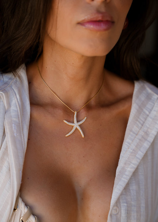 Colar Dourado com Pingente de Estrela