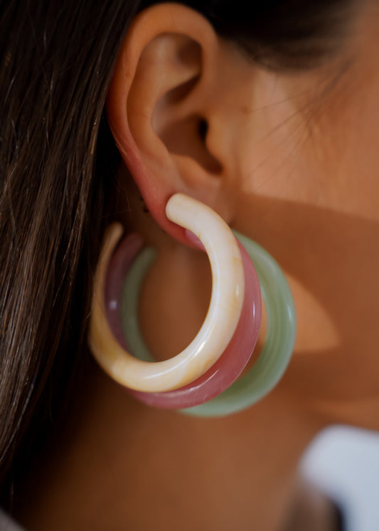 Brinco Trio Argolas em Resina Multicolor