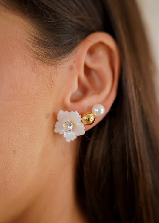 Trio de Brincos Pérola, Esfera Dourada e Flor