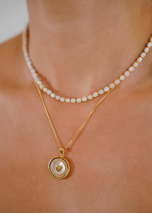 Colar Duplo Branco e Dourado com Medalha