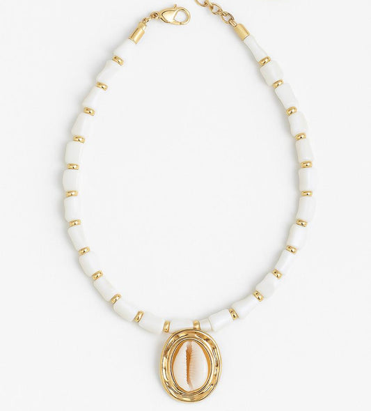 Colar de Pedra Natural Perolada com Pingente Dourado com Búzio