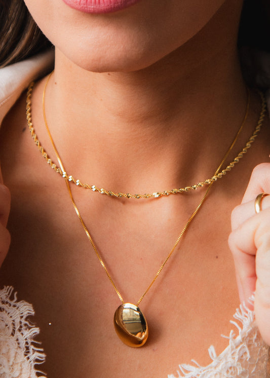 Conjunto de Colares Dourados com Pingente