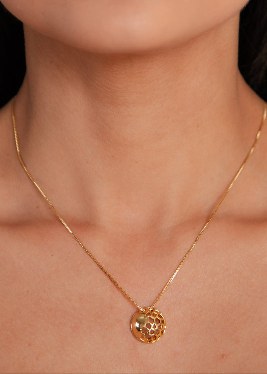 Colar Dourado com Pingente Redondo Vazado