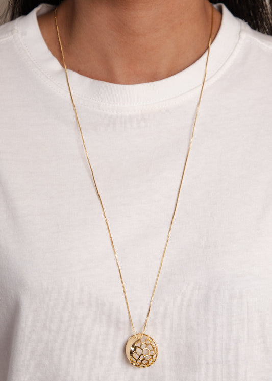 Colar Longo Dourado com Pingente Redondo Vazado