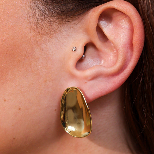 Brinco Oval Orgânico Abaloado Dourado