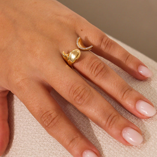 Anel Aberto Frente Liso com Detalhe Cravejado Dourado