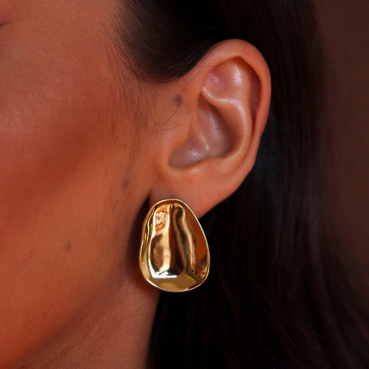 Brinco Oval Orgânico Abaloado Dourado