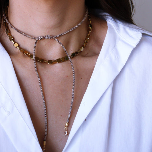 Colar Cordão com Plaquinhas e Pingente de Dente Dourado