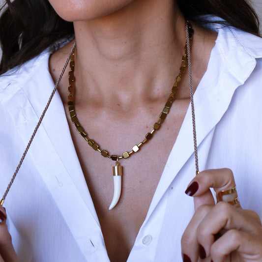 Colar Cordão com Plaquinhas e Pingente de Dente Dourado