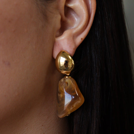 Brinco Gota com Pedra Irregular Caramelo Dourado