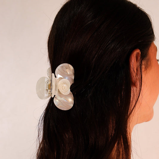 Piranha de Cabelo Média Branca Furta-Cor Resinada com Flor