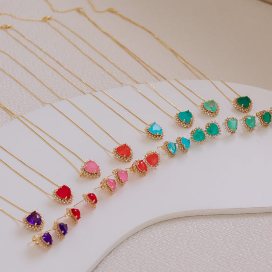 Conjunto Colar e Brinco Coração Colorido Entorno Cravejado Dourado