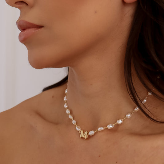 Colar Pérolas com Inicial Dourado