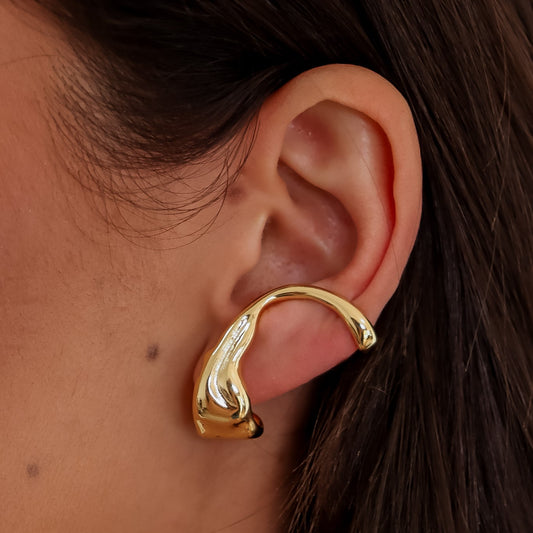 Brinco Ear Cuff Lateral Liso Detalhe Martelado Dourado