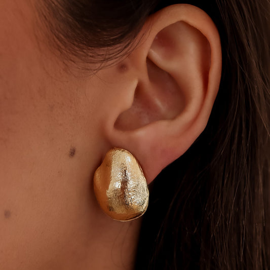 Brinco Oval Orgânico Textura Fosca Dourado
