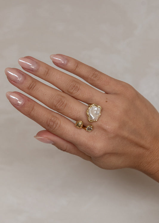 Anel Dourado Assimétrico com Pérola e Cristal