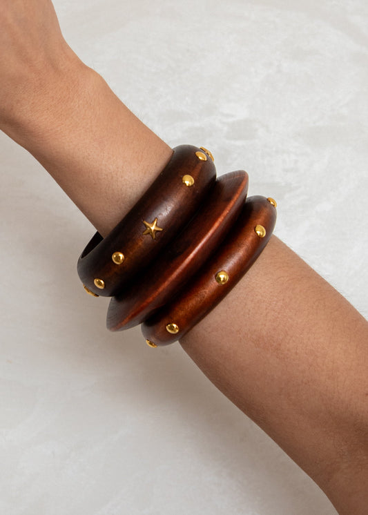 Bracelete de Madeira com Detalhes Dourados