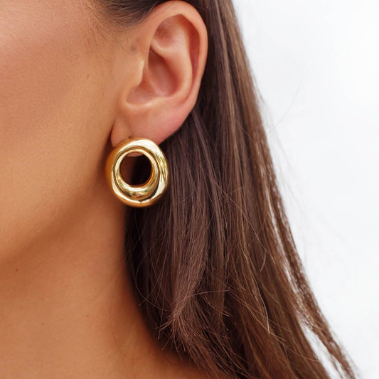 Brinco Oval Frontal Liso Dourado