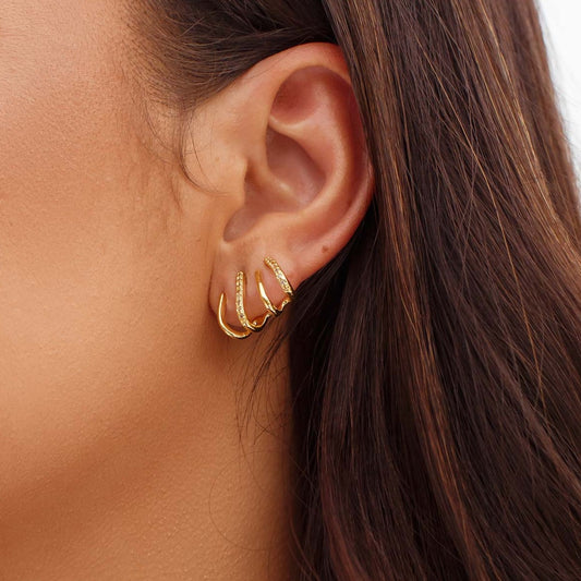 Brinco Linhas Lisas e Cravejadas Envolvente Dourado