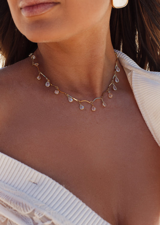 Colar com Pingentes de Gotas Cristais e Lisas Dourado