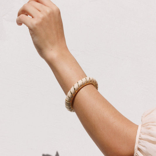 Pulseira Bracelete Detalhe Ondas Laterais Creme/Tons de Rosa Dourado