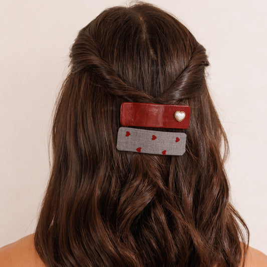 Dupla Grampos de Cabelo Tic Tac em Couro Vermelho com Coração Pérola e Tecido com Corações Bordados em Veludo