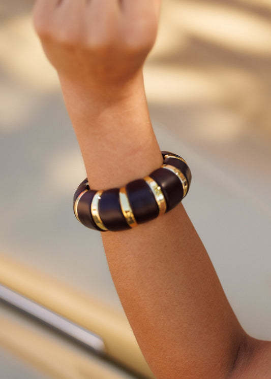 Bracelete Resina com Detalhes Metálicos