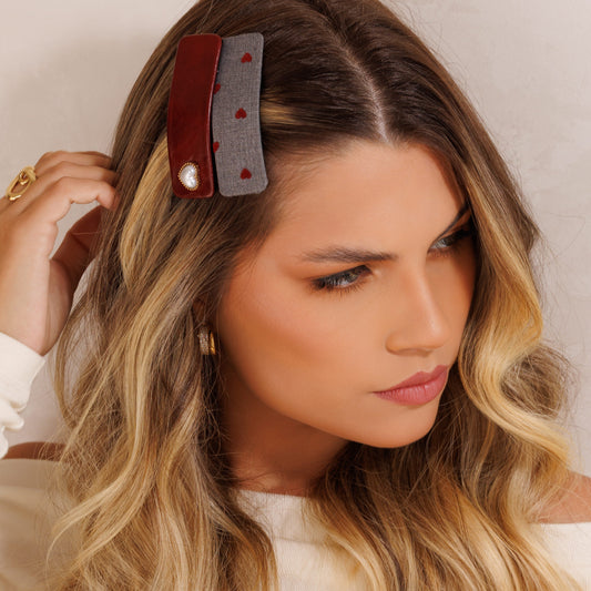 Dupla Grampos de Cabelo Tic Tac em Couro Vermelho com Coração Pérola e Tecido com Corações Bordados em Veludo