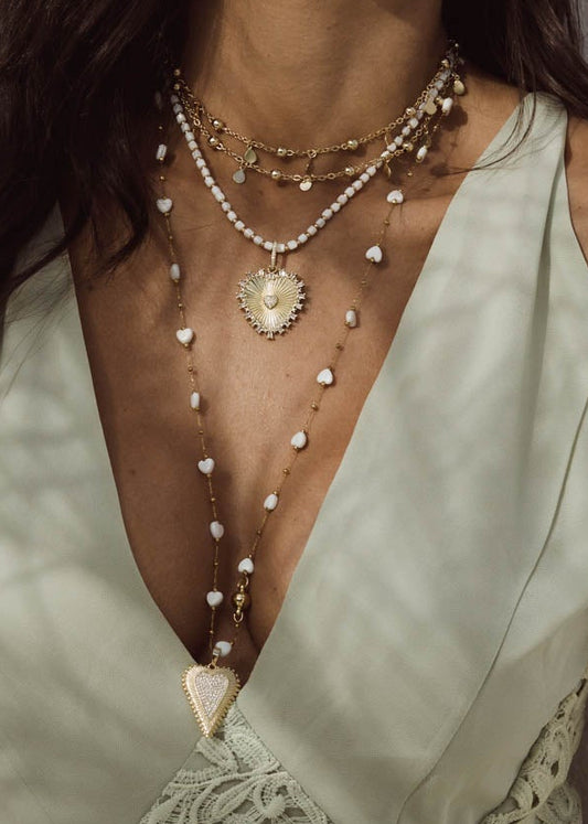 Colar Dourado com Madrepérolas e Coração
